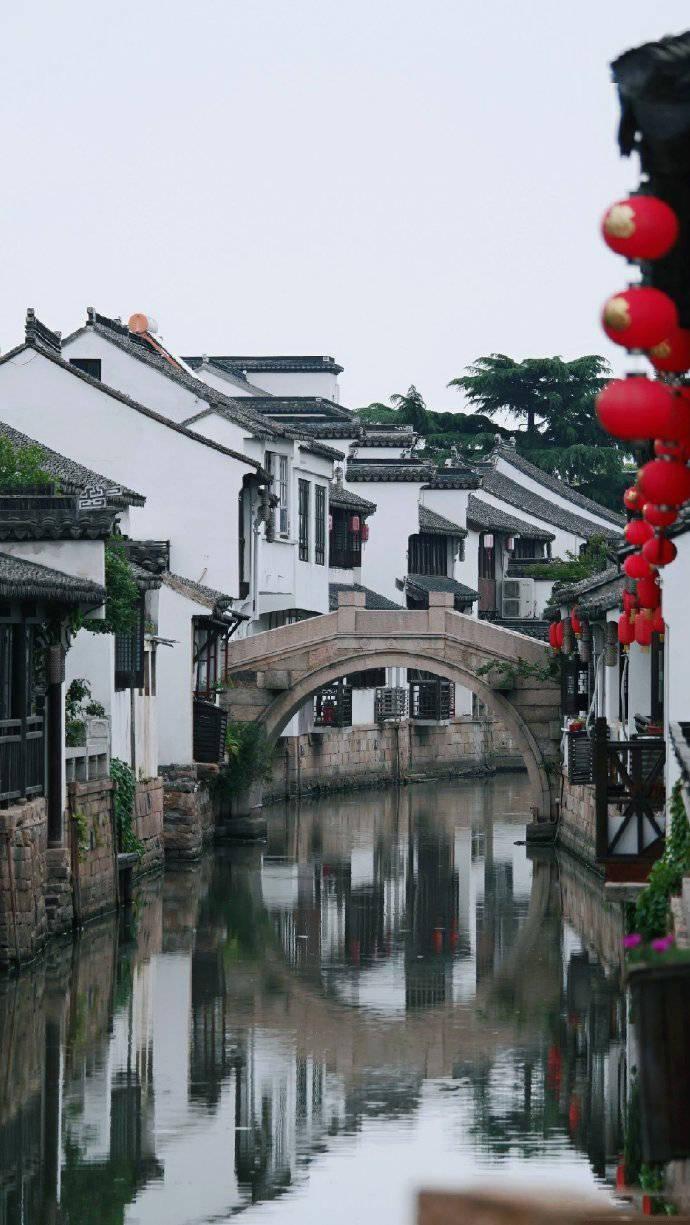 逃离昏暗下的小村